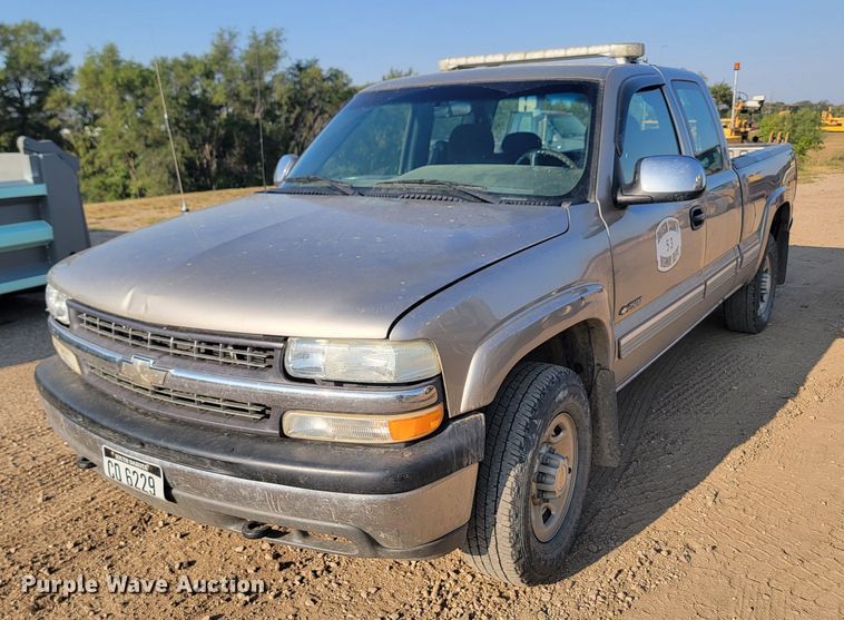 2002  Chevrolet Silverado 2500  Ext. Cab pickup truck - KS9209