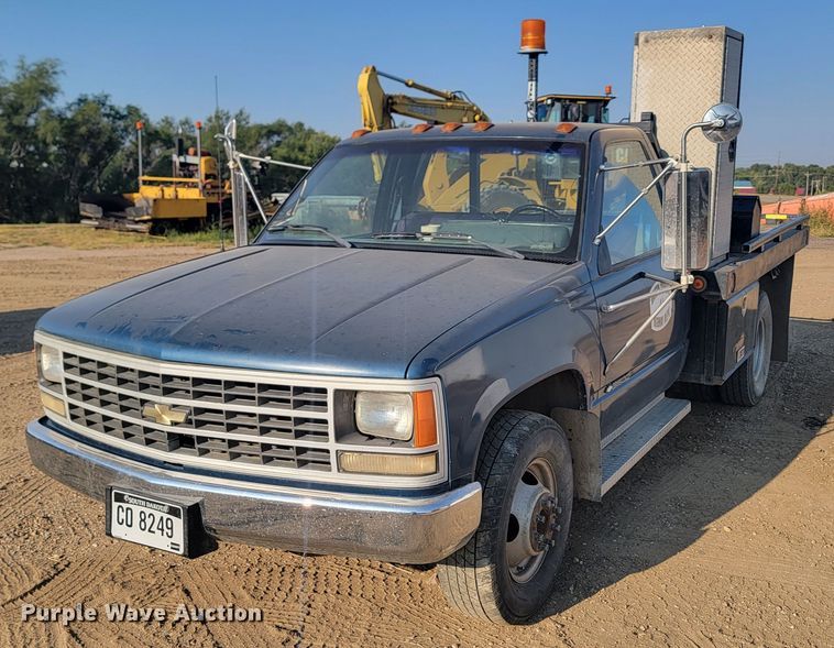 1990  Chevrolet C3500  flatbed pickup truck - KS9210