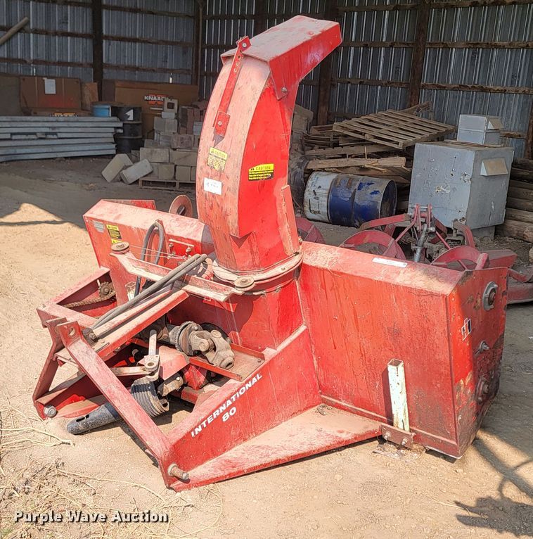 International 80  snow blower - KS9241
