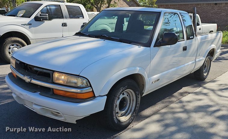 1998 Chevrolet S10  Ext. Cab pickup truck - LE9736