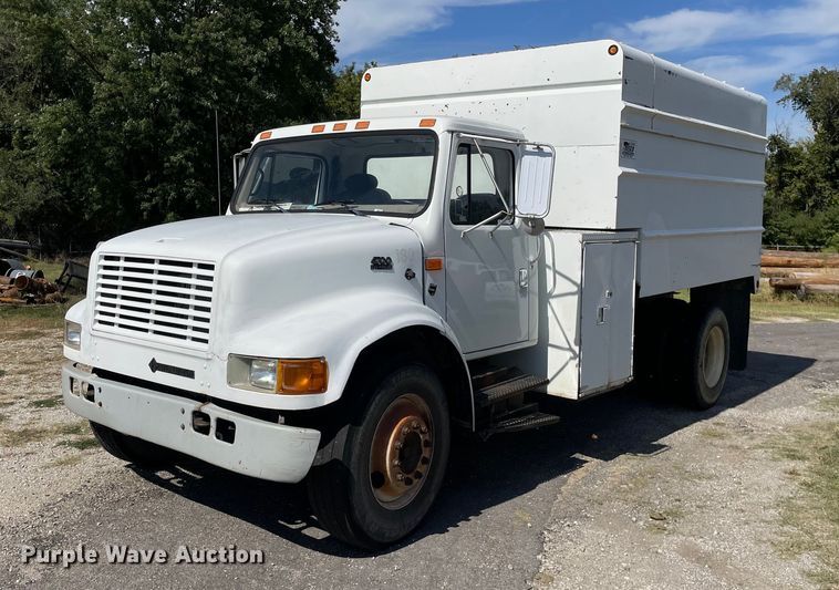 1999 International 4700  chipper truck - LV9858