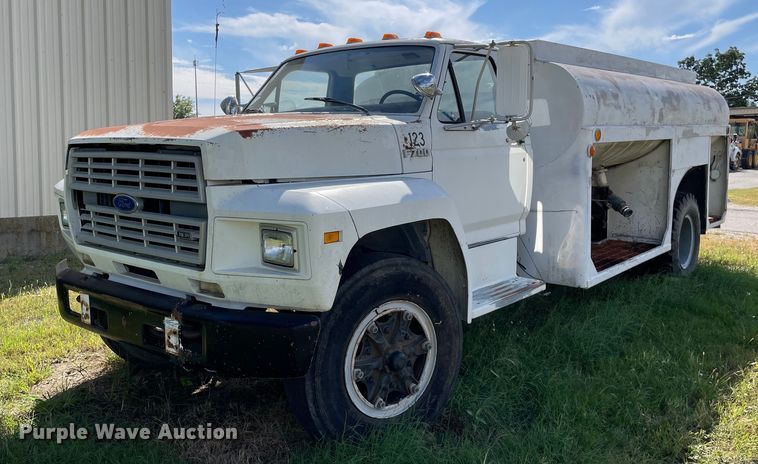 1991 Ford F700  tank truck - LV9865