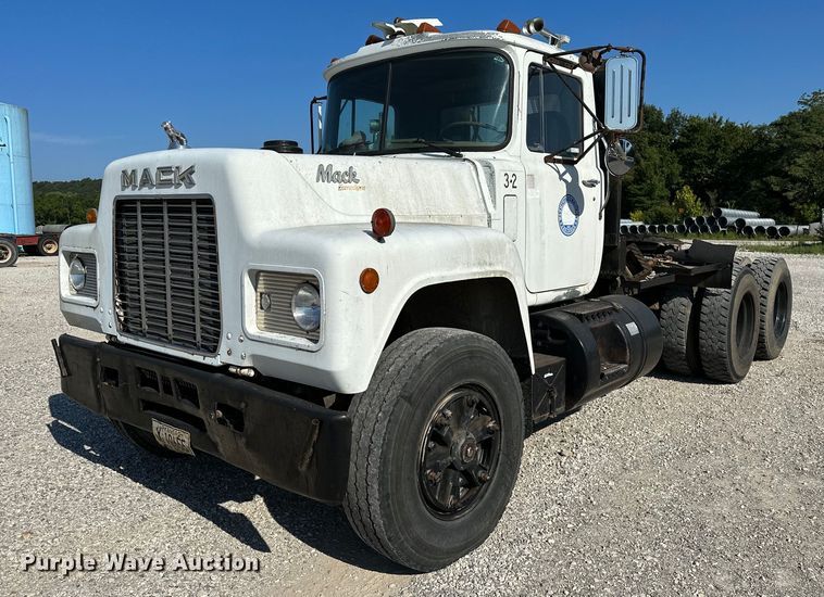 1985 Mack R686ST  semi truck - OG9169