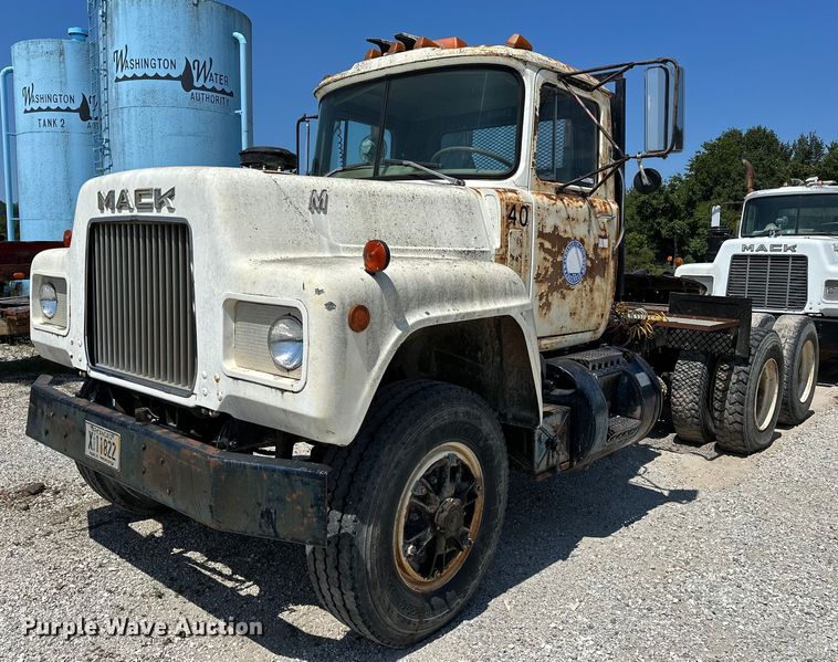 1980 Mack RD688S  semi truck - OG9170