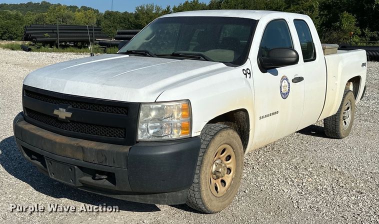 2010 Chevrolet Silverado 1500  Ext. Cab pickup truck - OG9176