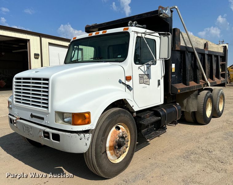 1999 International 4900  dump truck - OG9226