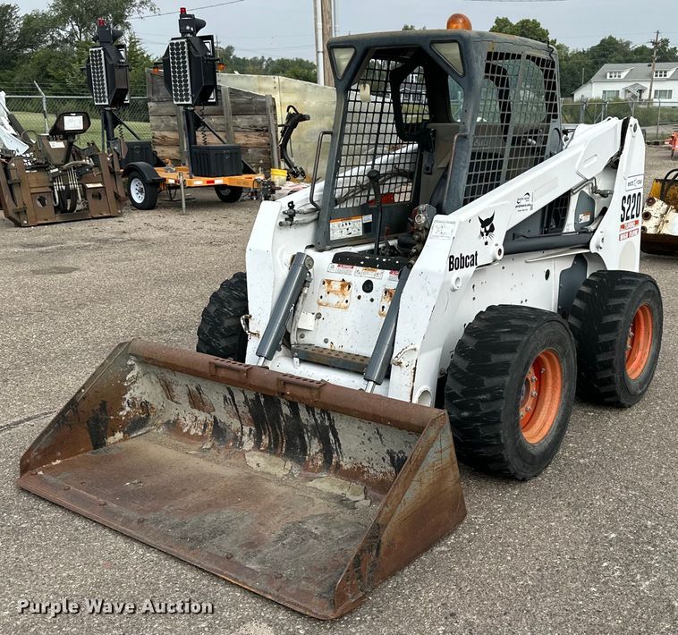 2003 Bobcat S220  skid steer loader - DJ6217