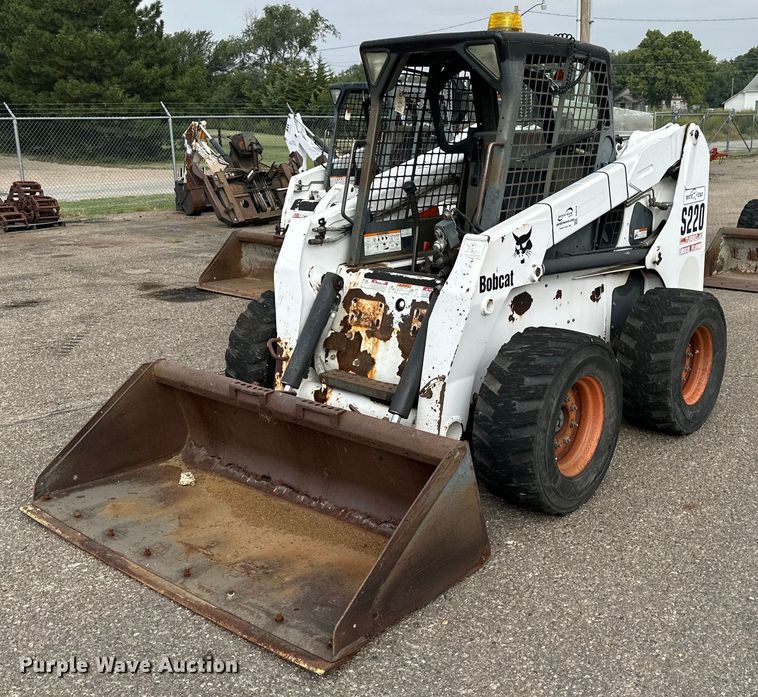 2003 Bobcat S220  skid steer loader - DJ6218