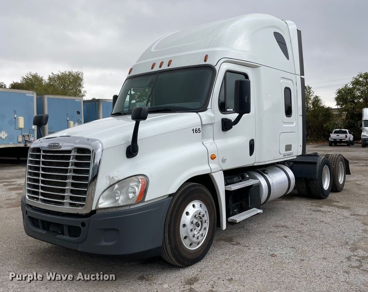 2015 Freightliner Cascadia 125  semi truck - NY9871