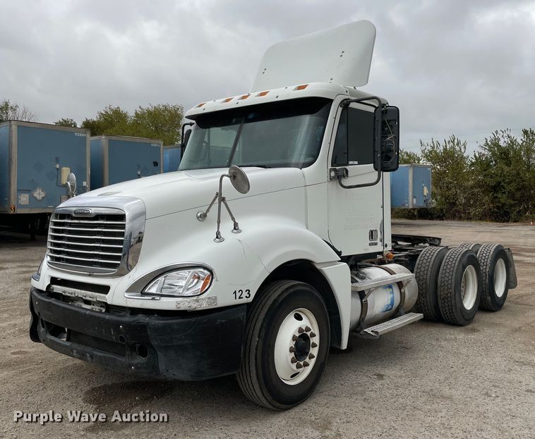 2008 Freightliner Columbia 120  semi truck - NY9874