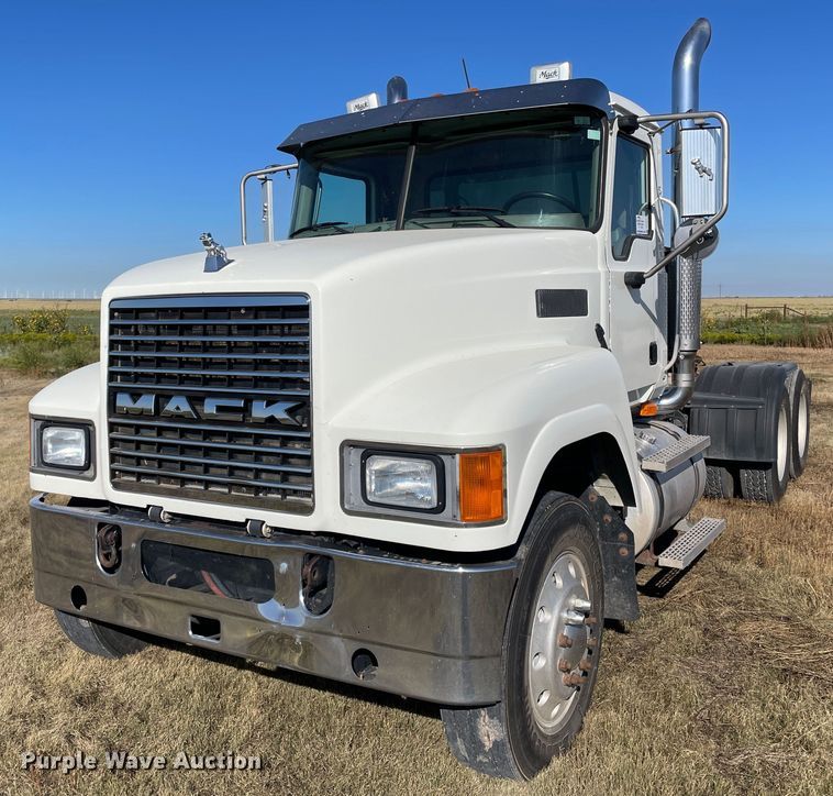 2006 Mack CHN613  semi truck - DK2517