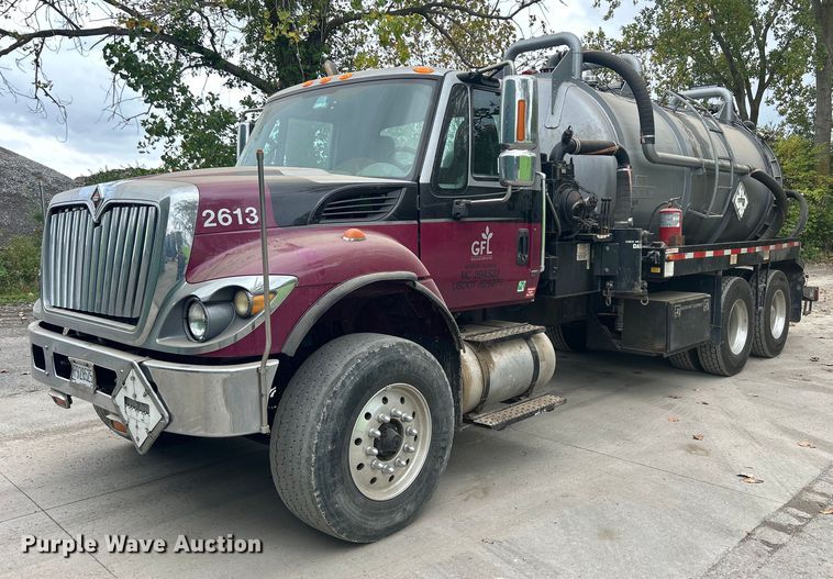 2011 International 7400  vacuum truck - DQ0952