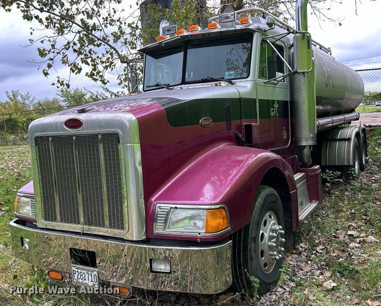 1998 Peterbilt 377  vacuum truck - DQ0954