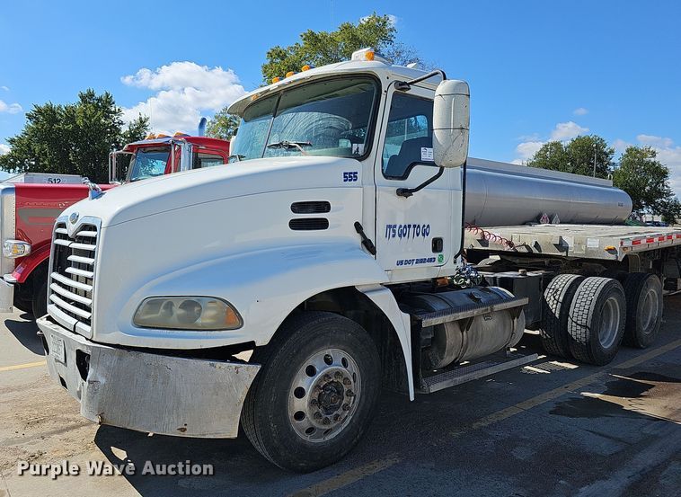 2004 Mack CX613  truck tractor - DQ1170