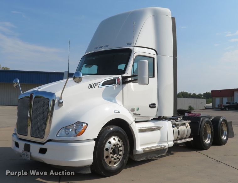 2020 Kenworth T680  semi truck - FB9858