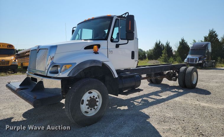 2005 International 7400 DT466  truck cab and chassis - JE9528