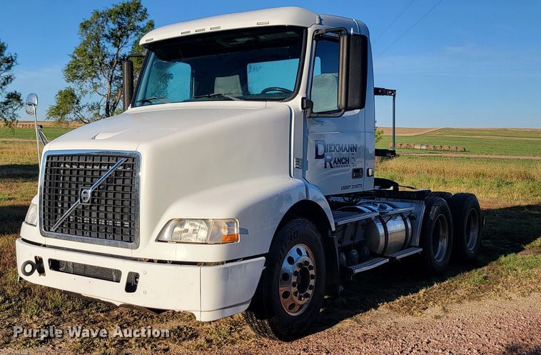 2009 Volvo VNM  semi truck - JW9632