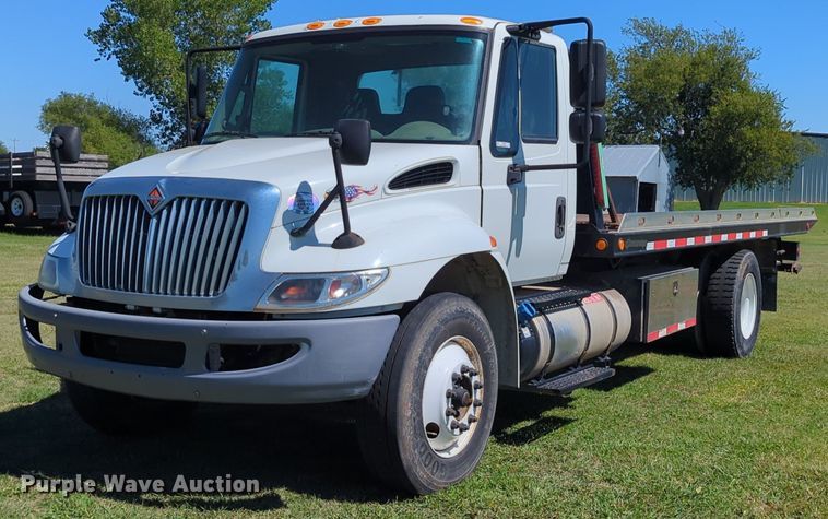 2016 International 4300 rollback truck - LY9426