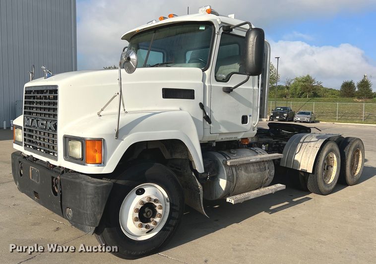 2007 Mack CHN613  semi truck - NA9176