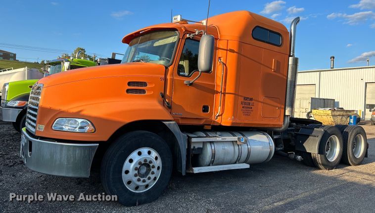 2005 Mack CXN613  semi truck - NQ9819