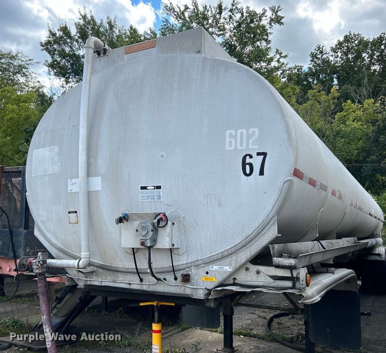 1987 Fruehauf  tank trailer - NQ9820