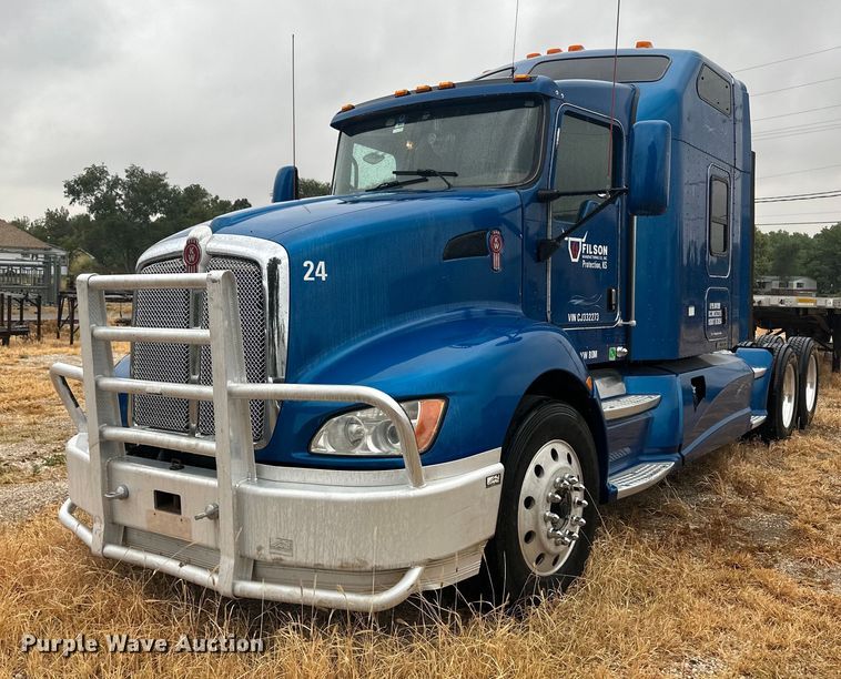 2012 Kenworth T600  semi truck - OC9482