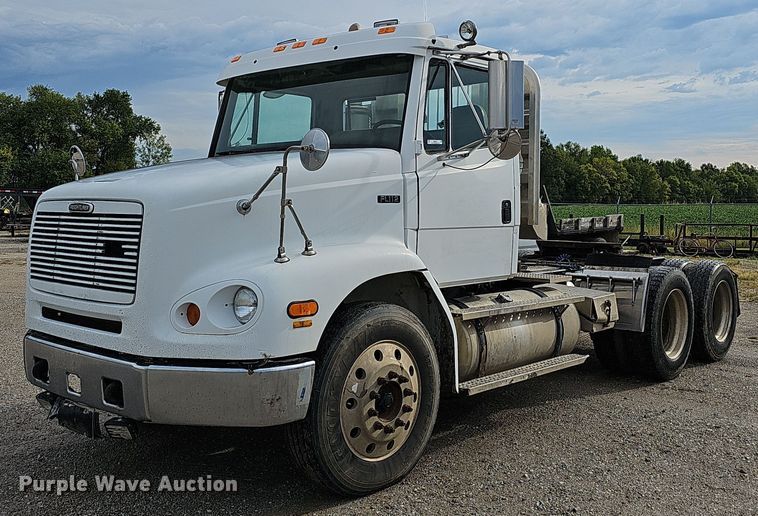 2000 Freightliner FL112  semi truck - OG9441