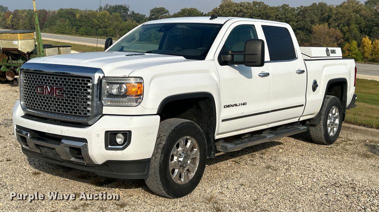2015 GMC Sierra 2500 Denali  Crew Cab pickup truck - DQ0943