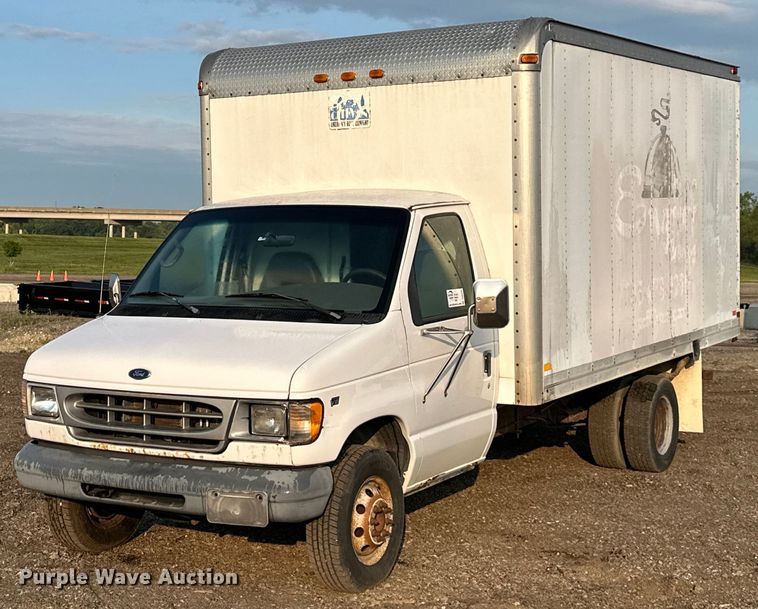 2002 Ford E350 Super Duty  box truck - DS6430