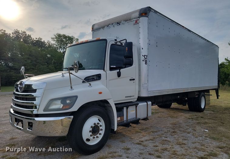 2015 Hino 338  box truck - JE9524
