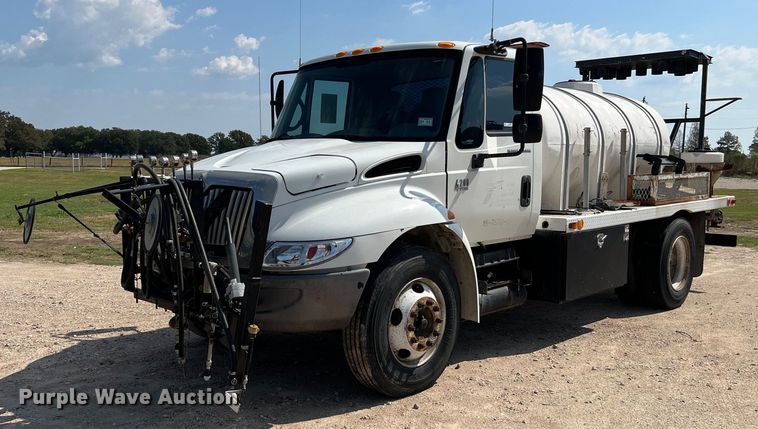 2006 International 4200  applicator truck - LF9495