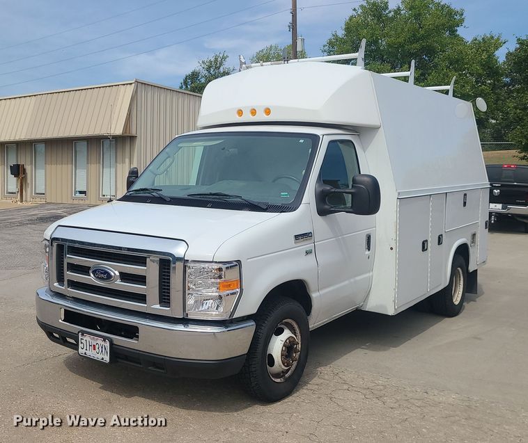 2015 Ford E350 Super Duty  utility van - MJ9374