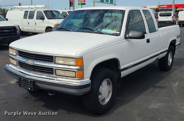 1997 Chevrolet K1500  Ext. Cab pickup truck - MJ9400