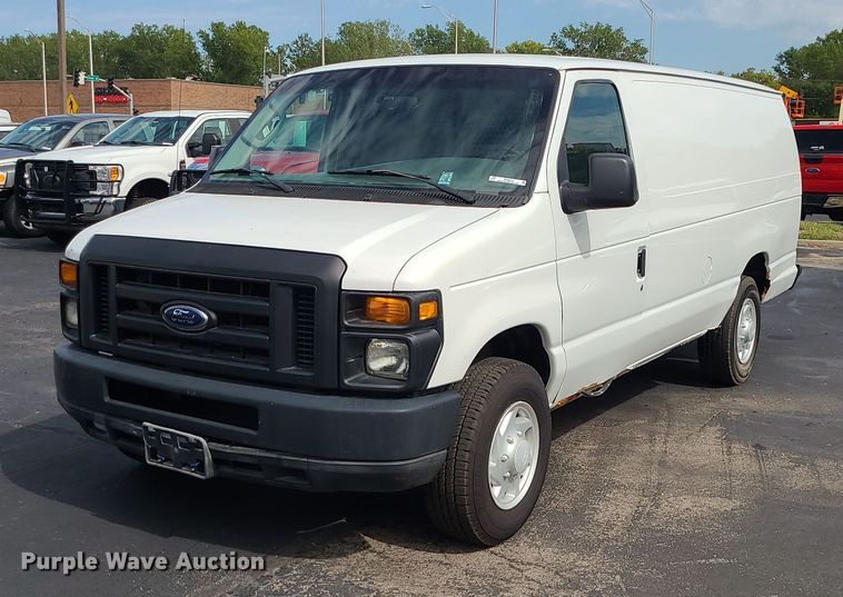 2008 Ford E250 Super Duty  van - MJ9412