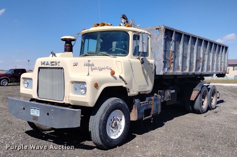 1980 Mack  hook lift truck - DK8798