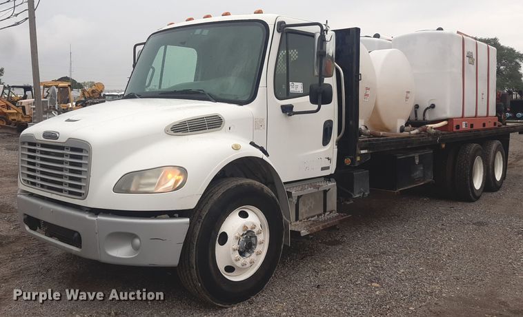 2007 Freightliner Business Classic M2  flatbed truck - DO3163