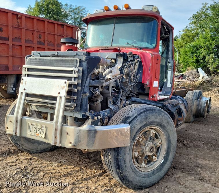 1998 Mack RD truck cab and chassis - DO4671