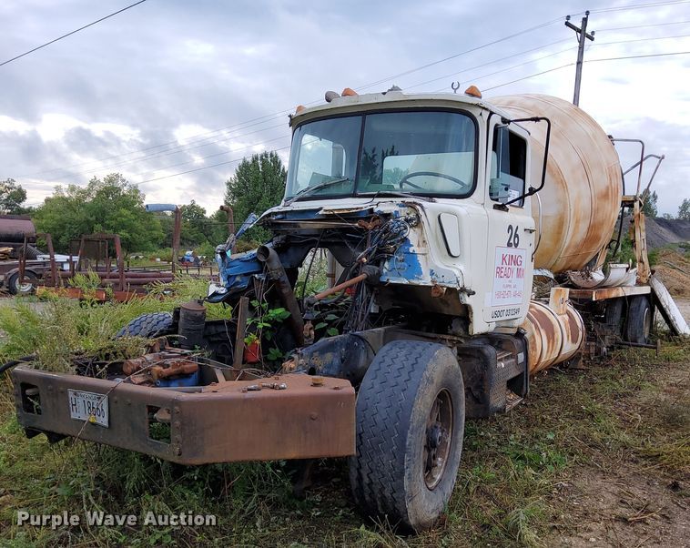 1985 Mack DM685S ready mix truck - DO4677