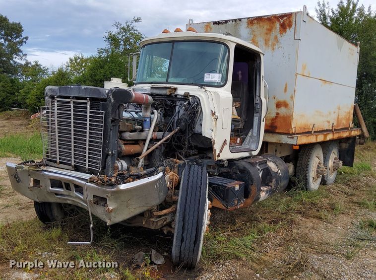 1990 Mack RD690S tank truck - DO4678