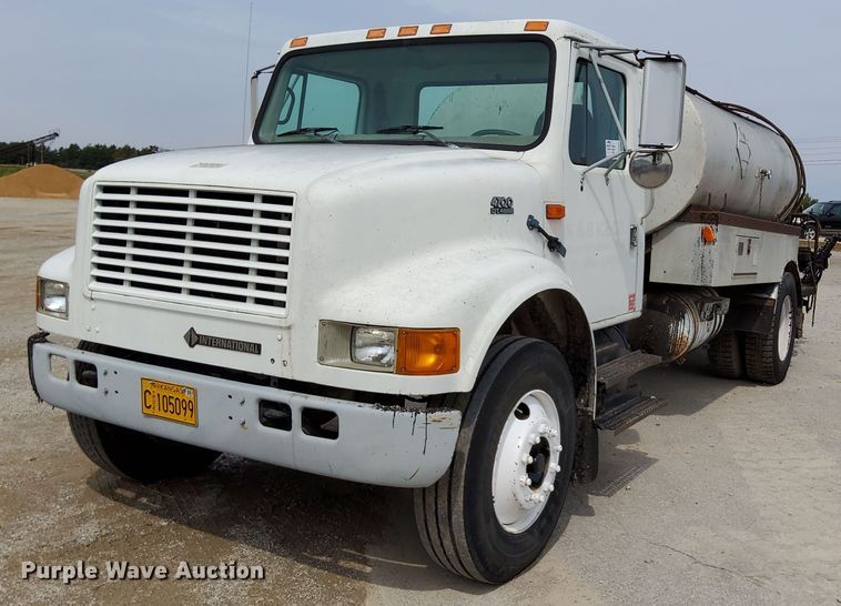 2001 International 4700 oil distributor truck - DO4685