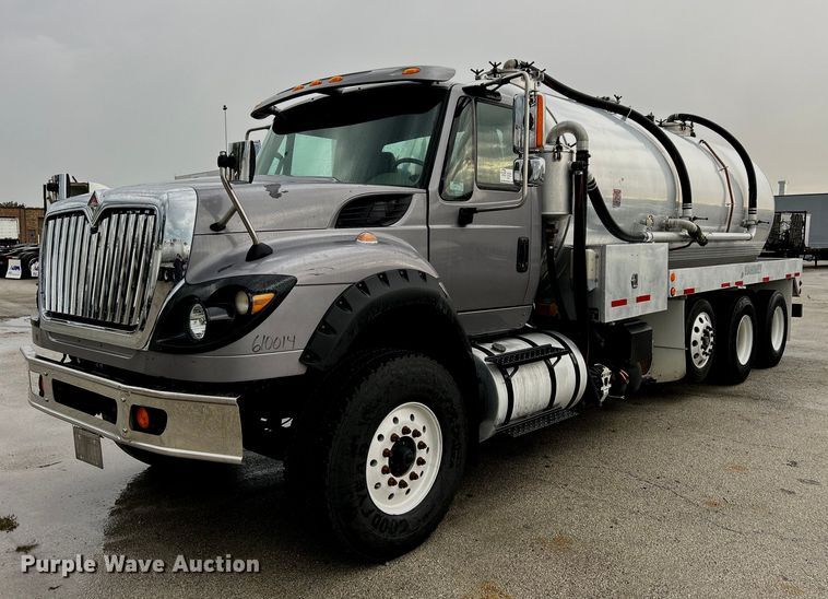 2016 International 7600  vacuum truck - DQ0951