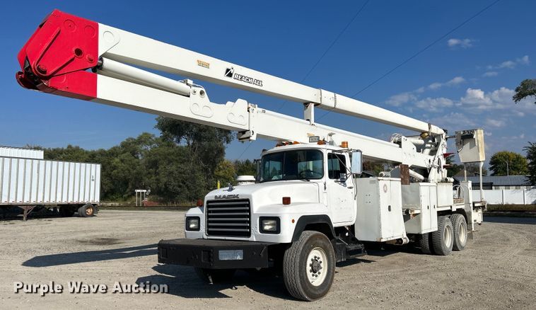 1992 Mack RD690S  bucket truck - DQ0957