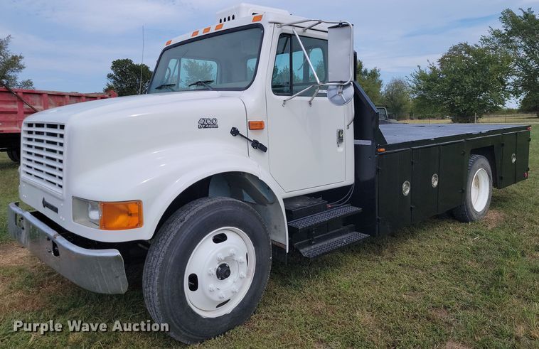 2001 International 4700  flatbed truck - JE9521