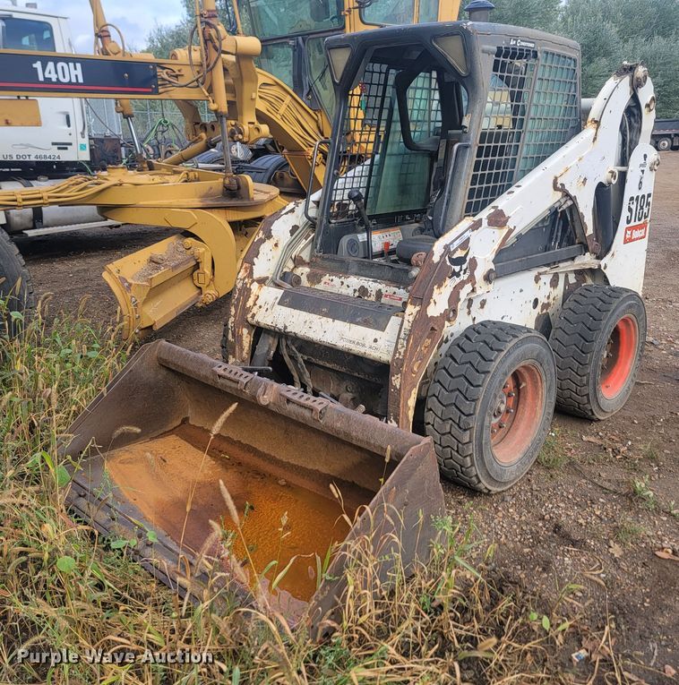 2011 Bobcat S185  skid steer loader - JW9613