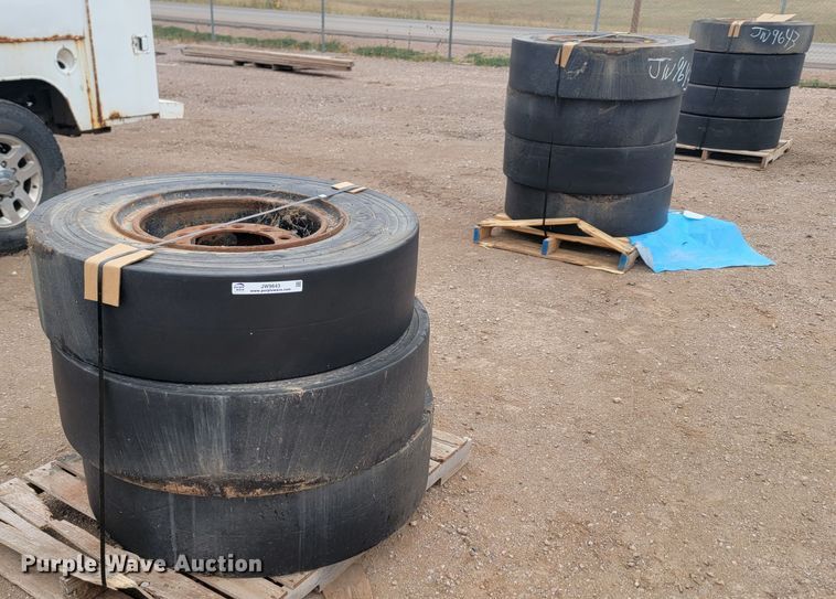 (11) C11 9.00-20 tires and wheels - JW9643