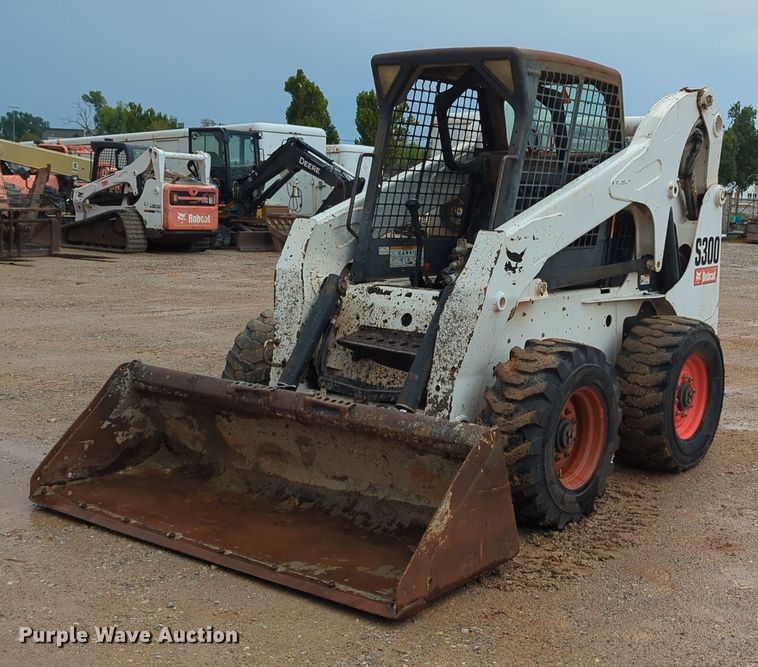 2010 Bobcat S300 skid steer loader - KB9376