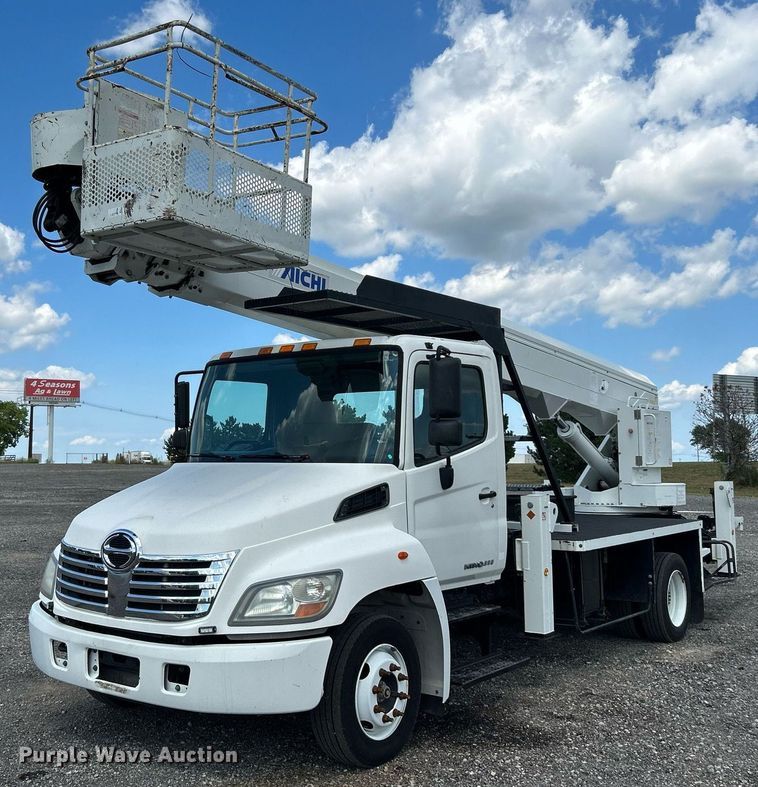 2010 Hino 238  bucket truck - KW9224