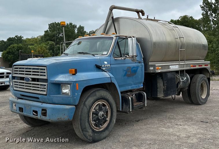 1990 Ford F700  water truck - MQ9400