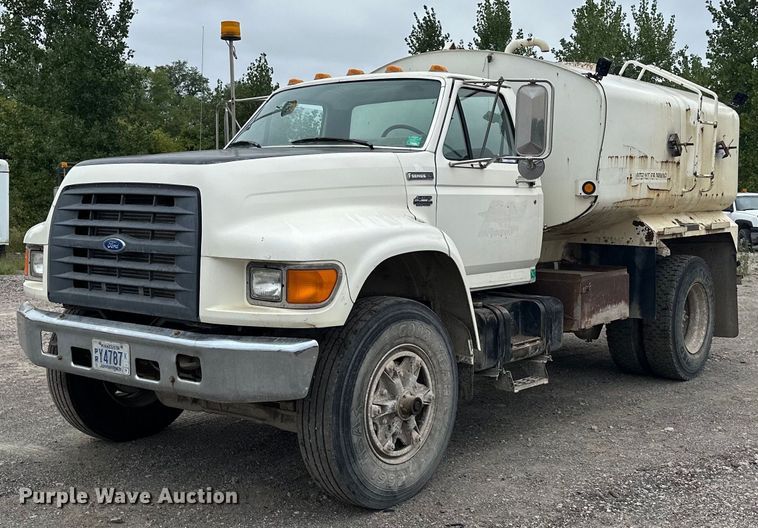 1997 Ford F800  water truck - MQ9402