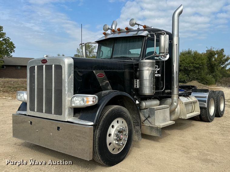 2014 Peterbilt 389  semi truck - MU9106